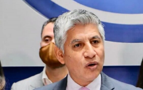 Federico Salomón por fin se va, así gris como llegó