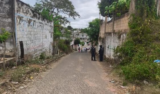 A balazos asaltan a ama de casa cuando llevaba a su hijo a la escuela