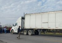 Bloquean damnificados la Carretera Federal 127; no reciben la ayuda ordenada por Sheinbaum