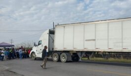 Bloquean damnificados la Carretera Federal 127; no reciben la ayuda ordenada por Sheinbaum