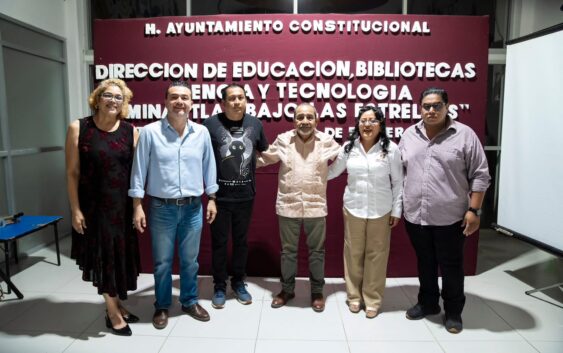 Guillermo Reyes Espronceda asiste a plática astronómica en la Biblioteca Municipal