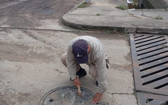Rehabilitación de brocales y tapas fortalece la seguridad urbana en la ciudad