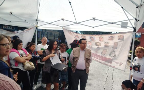 Bloquean colectivos de desaparecidos la avenida Américas