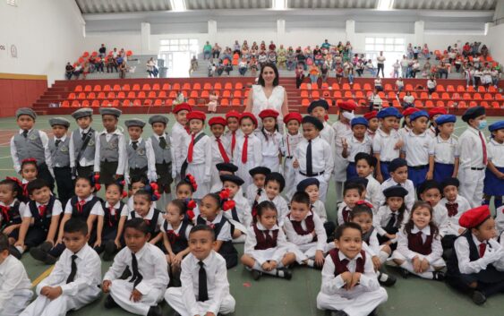 Niñas y niños de CADI y CAIC participan de emotiva jornada cívica en concurso de escoltas
