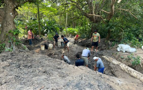 Avanzan trabajos de reparación en la línea general de agua potable en Cosoleacaque