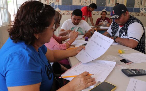 DIF Coatzacoalcos e IVEA aplican Examen Único a 17 personas que buscan concluir primaria y secundaria