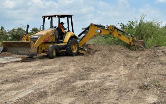 Autoridades intervienen basurero clandestino en entrada a Acayucan