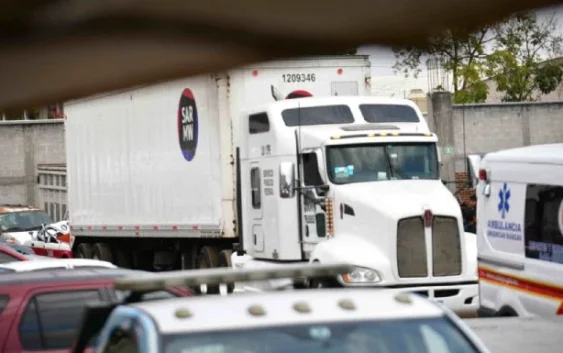 Hallan a 229 migrantes en tráiler que tenía reporte de robo en Veracruz