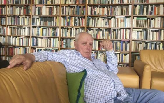 “No hay libro que valga una noche de amor”.