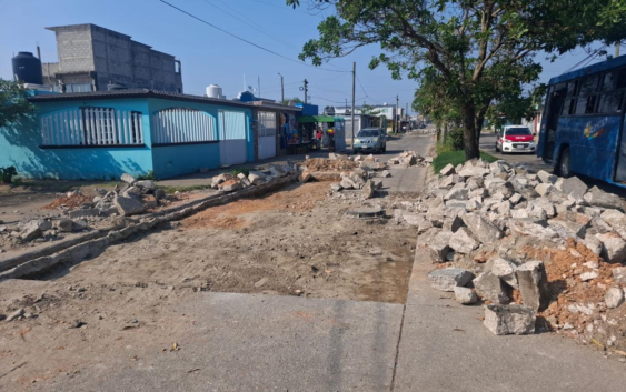 Cumple Pedro Miguel Rosaldo promesa en Ciudad Olmeca con saneamiento y rehabilitación en la zona poniente