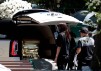 Llega el ataúd dorado de “El Mencho” a su morada final en Zapopan; lo reciben con banda