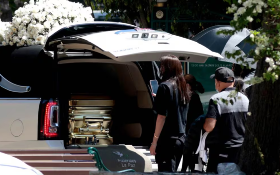 Llega el ataúd dorado de “El Mencho” a su morada final en Zapopan; lo reciben con banda