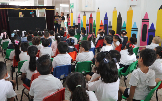 Biblioteca Móvil llega al CADI Eva Sámano: 150 niñas y niños disfrutan teatro guiñol