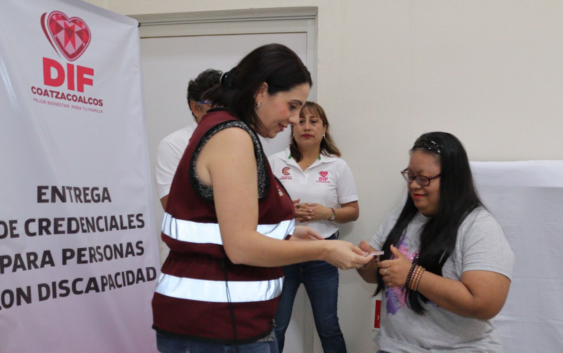 DIF Coatzacoalcos entrega a 14 personas su Credencial Nacional de Discapacidad y acceso a descuentos