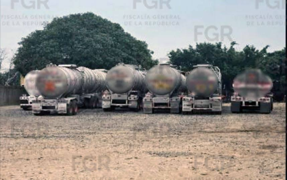 Detienen a sujetos por presunto huachicoleo en sus empresas de autotransprote de carga en Veracruz.