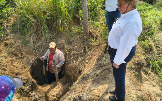 Continúa CMAS con la instalación de válvulas expulsoras de aire para restablecer el suministro de agua potable en el poniente