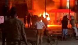 “¡Corriente y comida!”; el día después de la protesta a una oficina del Partido Comunista en Cuba “¡Corriente y comida!”; el día después de la protesta a una oficina del Partido Comunista en Cuba