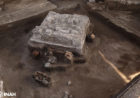 Descubren altar tolteca con restos humanos en obras del tren México-Querétaro