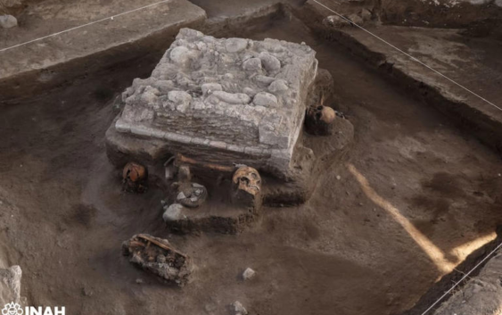 Descubren altar tolteca con restos humanos en obras del tren México-Querétaro