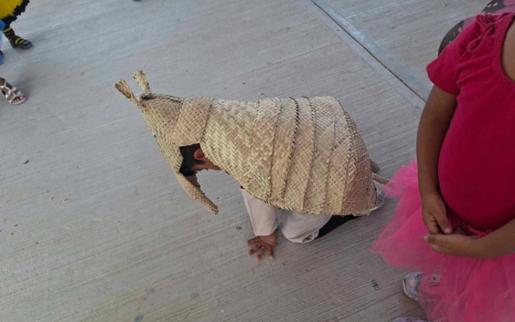 Niño ‘armadillo’ conquista a las redes con su disfraz hecho de petate | FOTOS