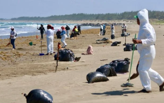 Inacción y versiones contradictorias acusan pescadores tras desastre ambiental en el Golfo de México