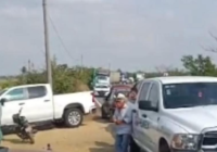 Retienen a 31 empleados de Pemex y bloquean carretera federal145 Cd Alemán-Isla en Tesochoacan Retienen a 31 empleados de Pemex y bloquean carretera federal145 Cd Alemán-Isla en Tesochoacan