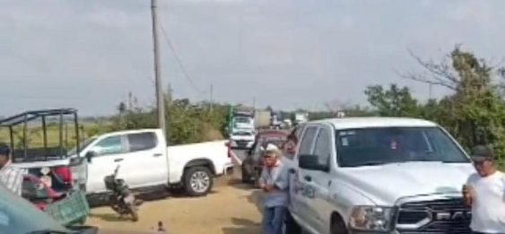 Retienen a 31 empleados de Pemex y bloquean carretera federal145 Cd Alemán-Isla en Tesochoacan