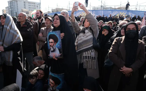 “La gente se siente ansiosa y eufórica a la vez”: las reacciones en Irán ante la muerte de Jamenei