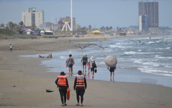 Instalan siete puestos salvavidas en Coatzacoalcos para garantizar seguridad de visitantes a la playa
