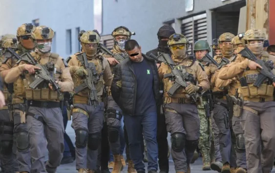 Operación Enjambre llega a diez estados y suma 64 funcionarios detenidos