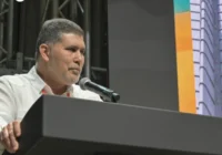 Cubanos que viven en el exterior podrán invertir en la isla, adelanta ministro