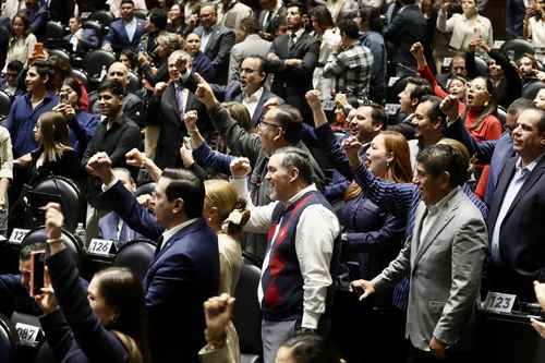 Entre insultos aprueban en San Lázaro el plan B de la reforma electoral
