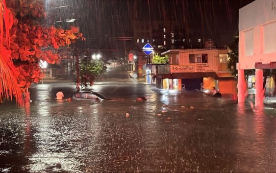 Tormenta y granizada golpean el sur de Veracruz; reportan inundaciones y daños.