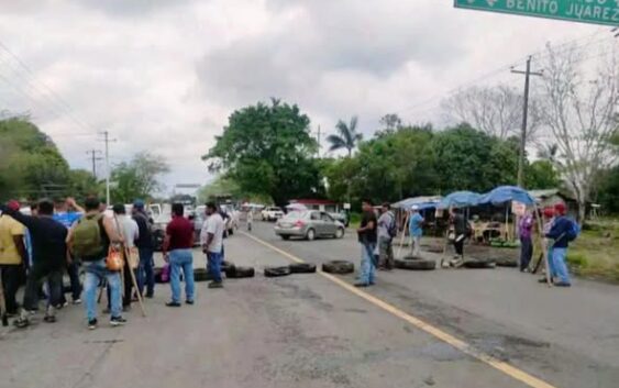 BLOQUEO TOTAL EN PUERTA SIETE; SIN PASO HACIA ÁLAMO NI IXHUATLÁN