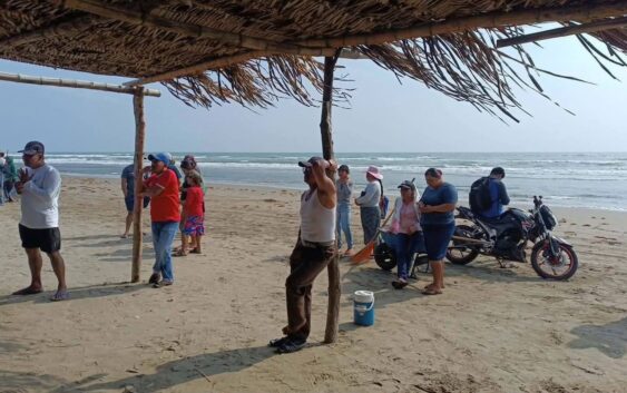 Paro laboral en Pajapan: más de 100 trabajadores exigen pago tras limpieza de hidrocarburo en Jicacal.