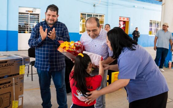 Guillermo Reyes Espronceda realiza visita de trabajo a la Primaria “18 de Octubre”