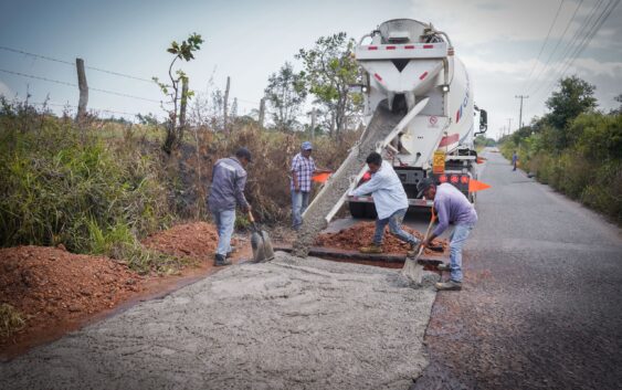 Ayuntamiento de Cosoleacaque realiza bacheo con concreto hidráulico en el tramo San Pedro – El Piñal