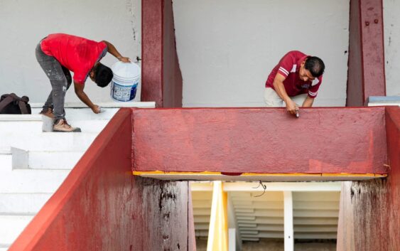 Gobierno de Minatitlán realiza mantenimiento en espacios públicos deportivos