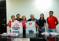 Guillermo Reyes Espronceda entrega playeras a Cruz Roja para evento deportivo