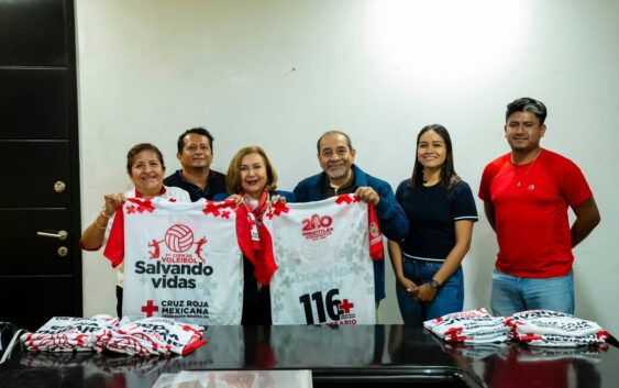 Guillermo Reyes Espronceda entrega playeras a Cruz Roja para evento deportivo
