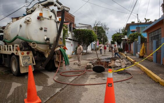 Gobierno Municipal continúa mantenimiento en la red de drenaje sanitario