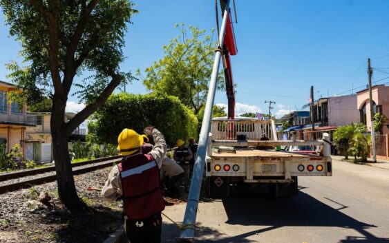 Gobierno Municipal impulsa trabajos de colocación de luminarias