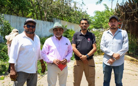 Guillermo Reyes Espronceda supervisa labores de mantenimiento vial