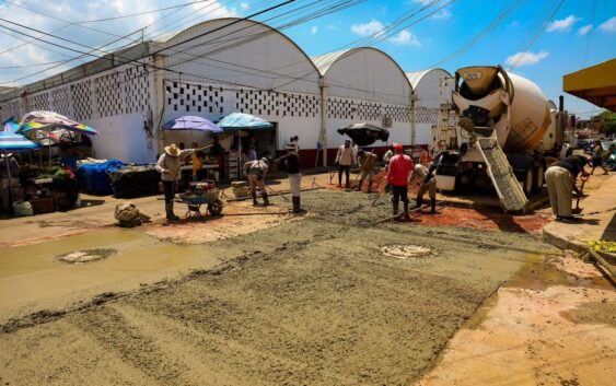 Gobierno de Minatitlán repara red de drenaje sanitario en la colonia Playón Sur