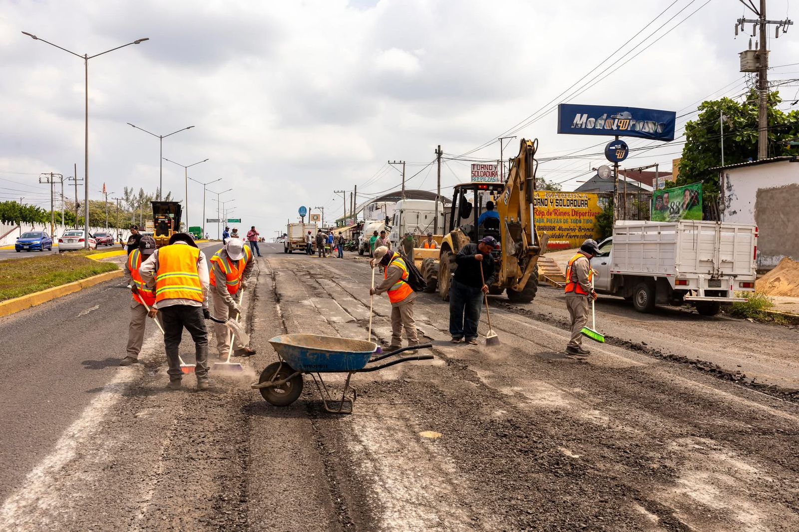 Gobierno Municipal trabaja en el mantenimiento de vialidades Gobierno Municipal trabaja en el mantenimiento de vialidades