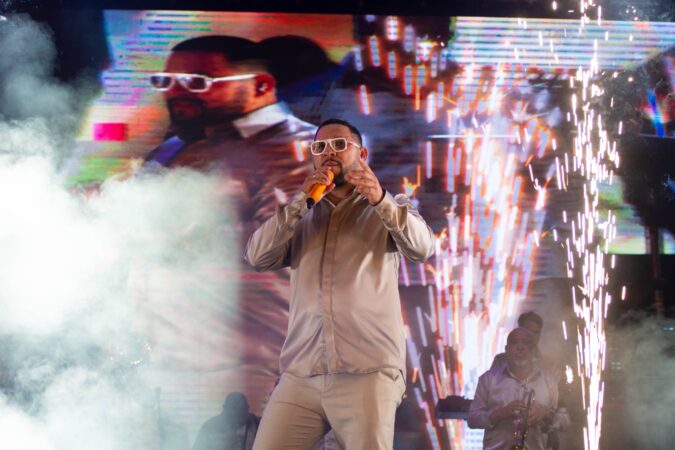 “Niche Disco Tour” hace vibrar el Teatro del Pueblo: Expo Feria Coatza 2026