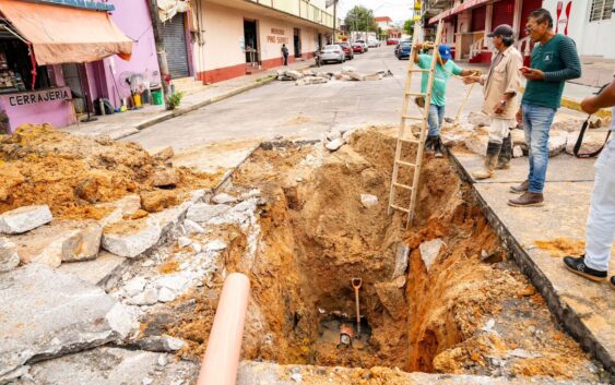 Gobierno Municipal da mantenimiento a red de drenaje sanitario