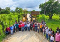 Guillermo Reyes Espronceda da banderazo de inicio al mantenimiento de caminos rurales