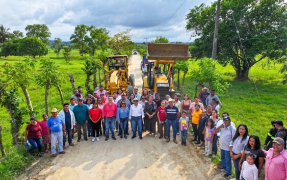 Guillermo Reyes Espronceda da banderazo de inicio al mantenimiento de caminos rurales