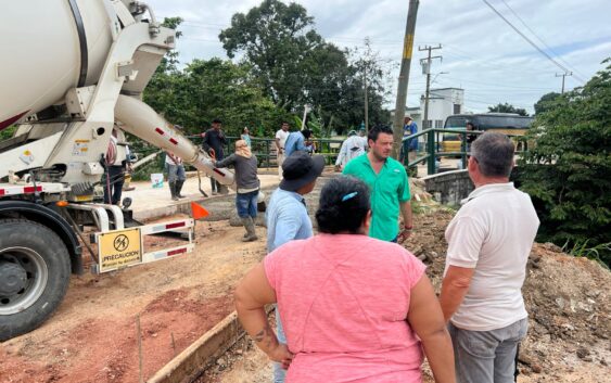 Avanza pavimentación del acceso principal en la colonia Congreso Constituyente Cosoleacaque